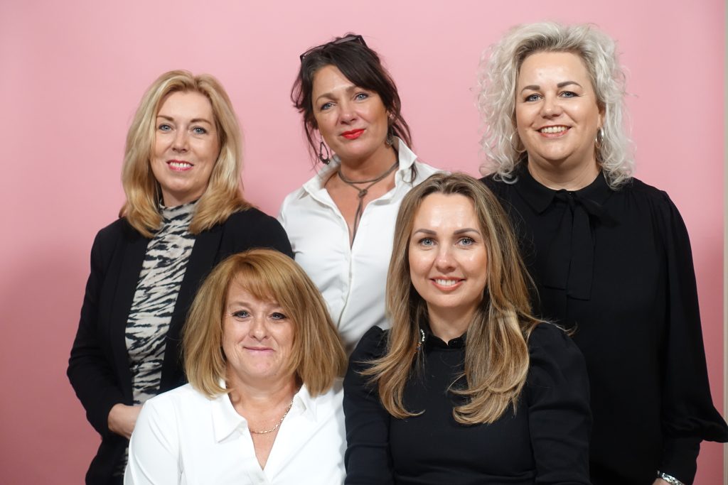 Het team van Mienis & Co haarwerkspecialisten in Delft