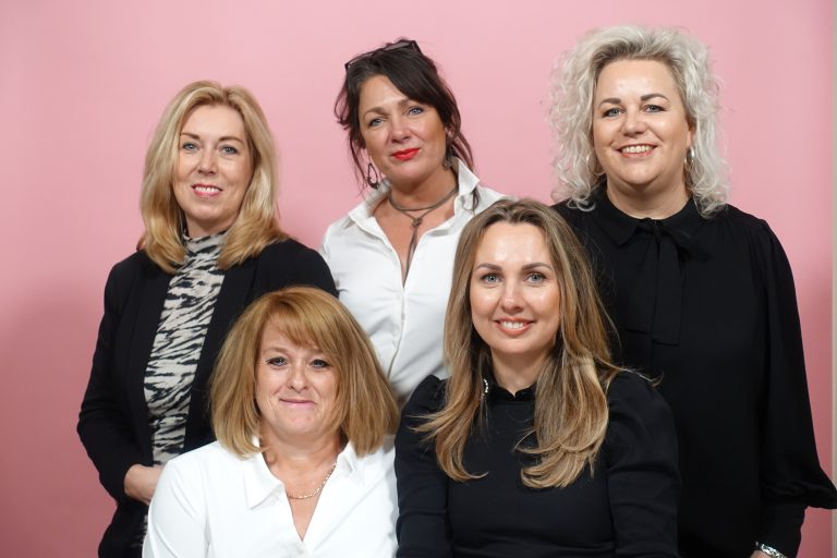 Het team van Mienis & Co haarwerkspecialisten in Delft