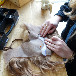 Maatwerk van haarwerk in het atelier van Mienis & Co in Delft