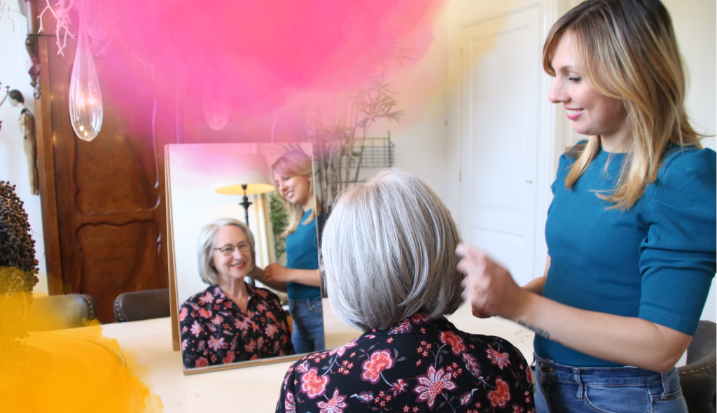 Cliënt van Mienis & Co Pruiken-Haarwerken in Delft met haarwerkspecialist die een haarwerk aanmeet