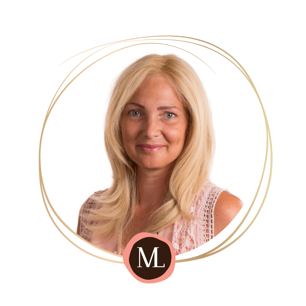 Vrouw 30+ met blond lang haar haarwerk tijdens chemotherapie