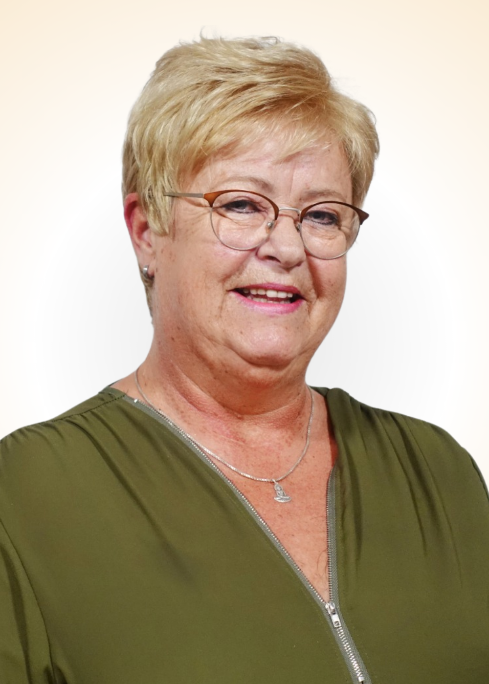 Vrouw die steeds dunner haar krijgt, draagt hier een haarstuk voor dun haar