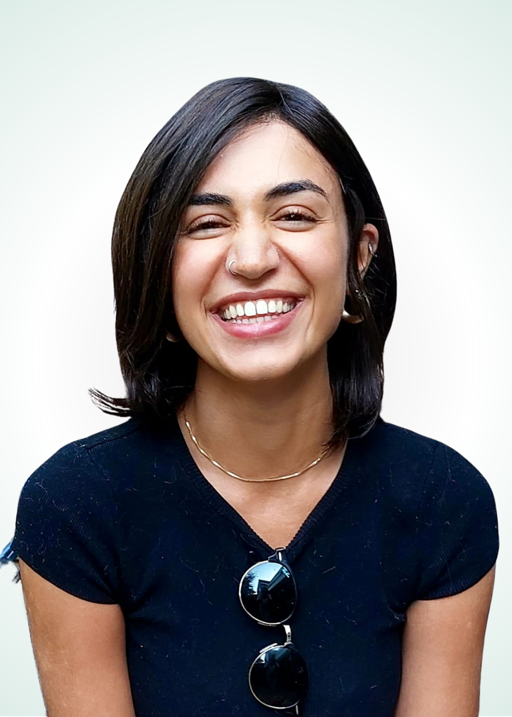 Jonge vrouw met haarziekte die hier een haarwerk draagt