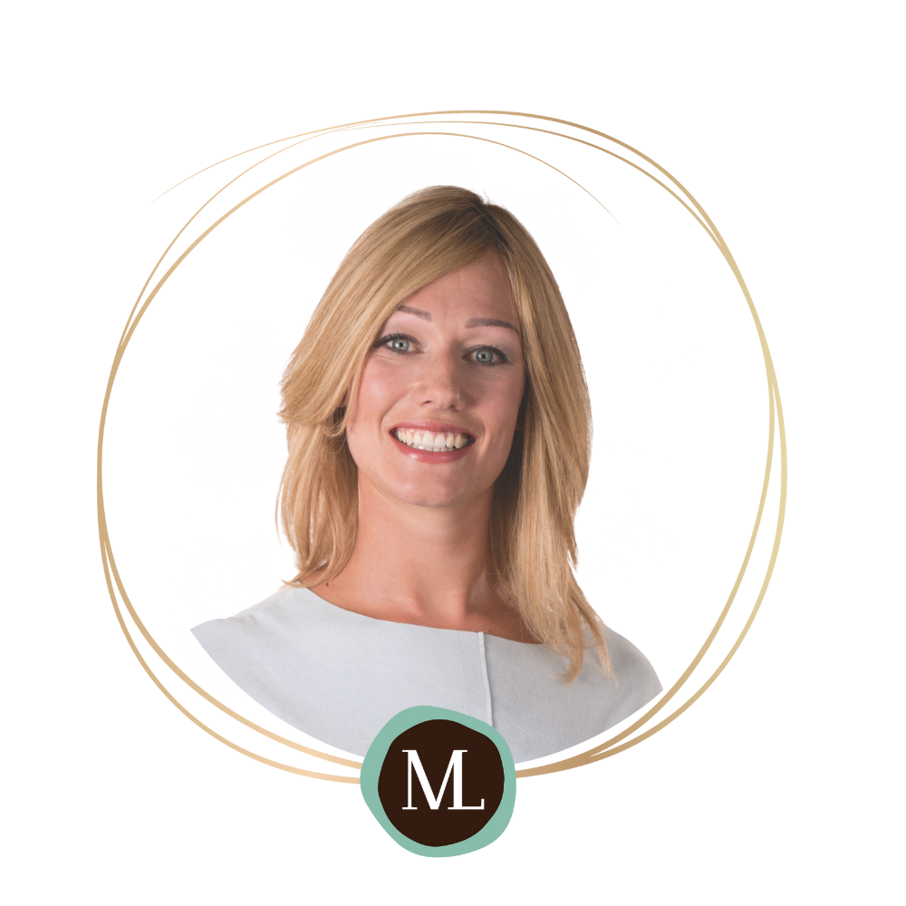 Vrouw 25+ met alopecia totalis draagt hier een blonde volledige pruik